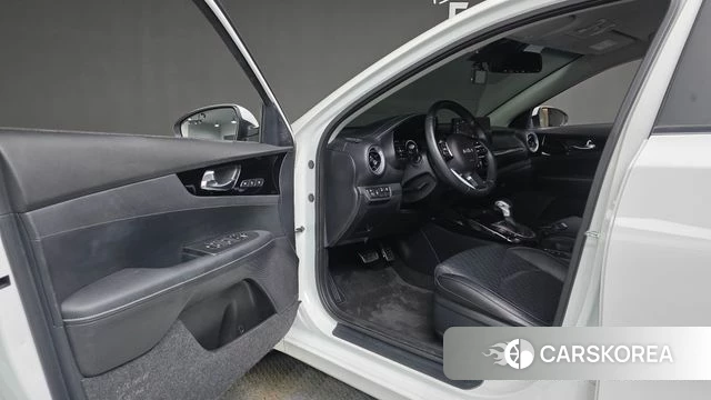 Kia The New K3 2nd generation 2022 Белый из Кореи, фото 2