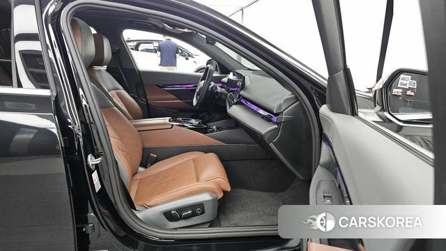BMW 5 Series (G60) 2023 Черный из Кореи, фото 2