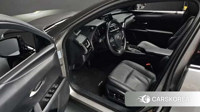 Lexus UX250h 2019 Серебристо-серый из Кореи, фото 2