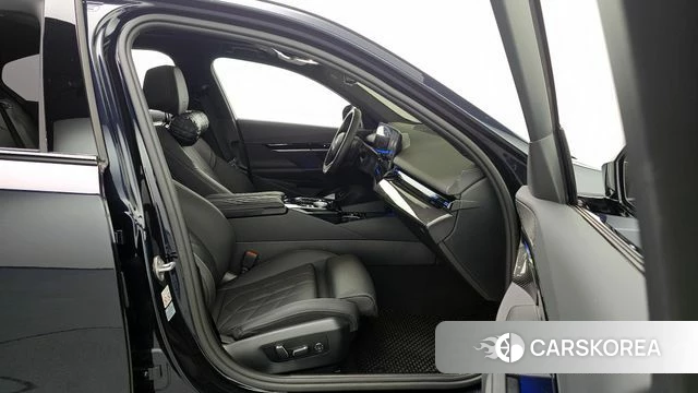 BMW 5 Series (G60) 2024 Черный из Кореи, фото 2