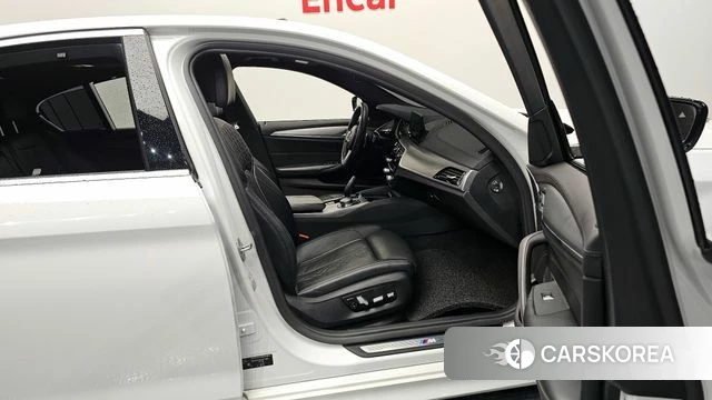 BMW 5 Series (G30) 2018 Белый из Кореи, фото 2