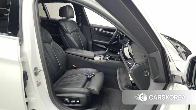 BMW 5 Series (G30) 2019 Белый из Кореи, фото 2