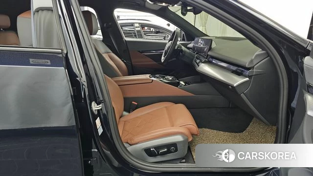 BMW 5 Series (G60) 2023 Черный из Кореи, фото 2