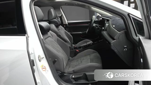 Volkswagen Golf 8th Generation 2023 Белый из Кореи, фото 2