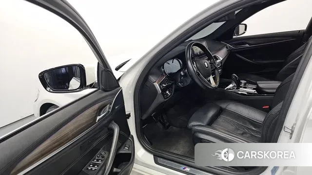 BMW 5 Series (G30) 2018 Белый из Кореи, фото 2