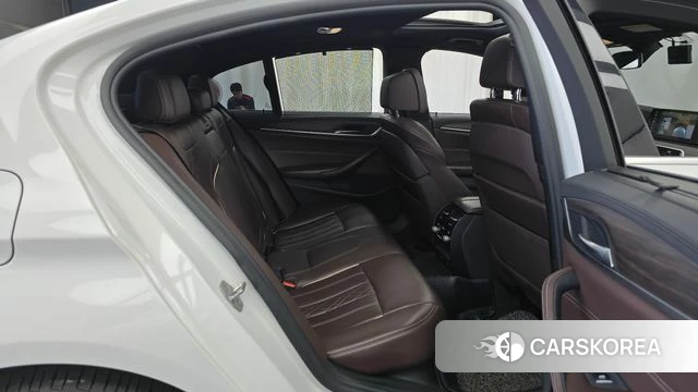 BMW 5 Series (G30) 2018 Белый из Кореи, фото 2