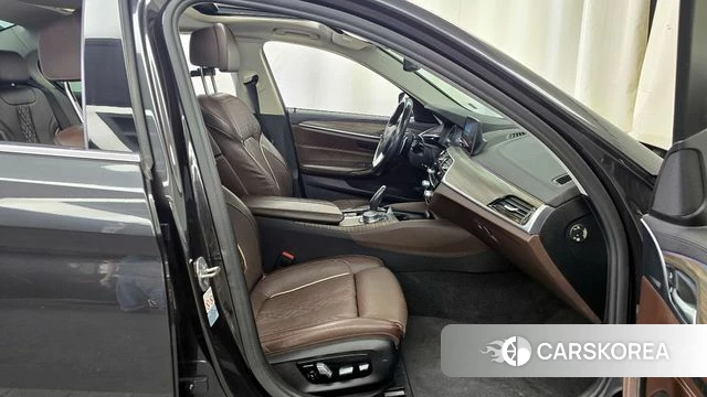 BMW 5 Series (G30) 2019 Черный из Кореи, фото 2