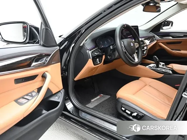 BMW 5 Series (G30) 2022 Черный из Кореи, фото 2