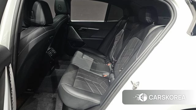 BMW 5 Series (G60) 2024 Белый из Кореи, фото 2