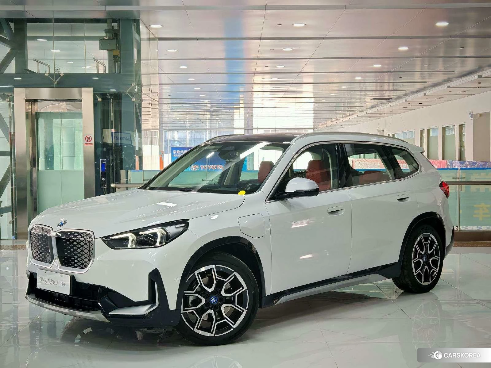 BMW iX1 2023 Белый из Китая, фото 2