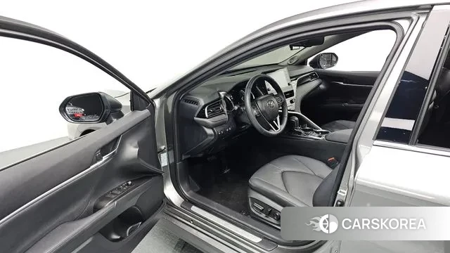 Toyota Camry (XV70) 2024 Серый из Кореи, фото 2