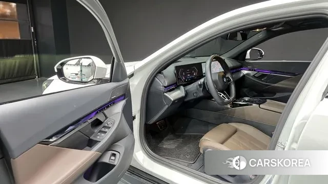 BMW 5 Series (G60) 2024 Белый из Кореи, фото 2