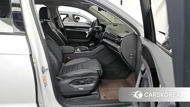 Volkswagen Touareg 3rd generation 2023 Белый из Кореи, фото 2