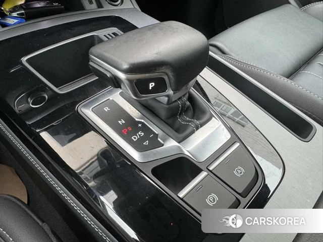 Audi Q5L 2021 Темно-серый из Китая, фото 2
