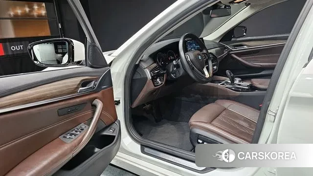 BMW 5 Series (G30) 2018 Белый из Кореи, фото 2