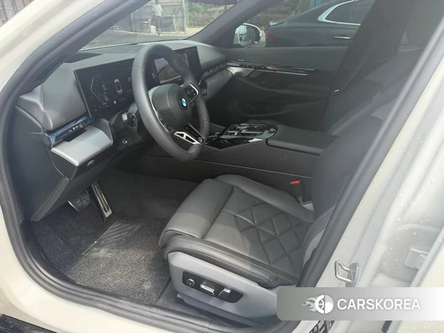 BMW 5 Series (G60) 2025 Белый из Кореи, фото 2