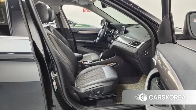 BMW X1 (F48) 2021 Черный из Кореи, фото 2