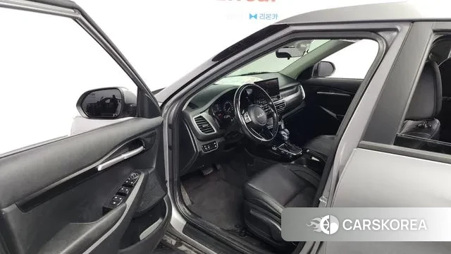 Kia Seltos 2021 Серебристо-серый из Кореи, фото 2