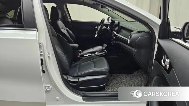 Kia The New K3 2nd generation 2023 Белый из Кореи, фото 2