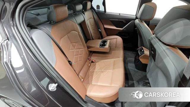 BMW 5 Series (G60) 2023 Серый из Кореи, фото 2