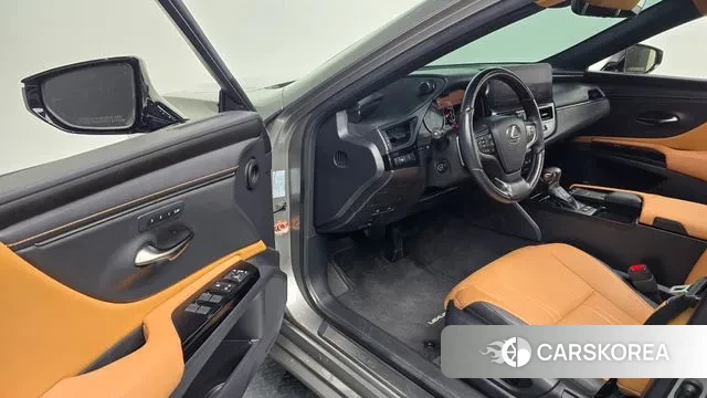 Lexus ES300h 7th generation 2021 Серебристо-серый из Кореи, фото 2