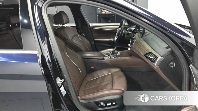 BMW 5 Series (G30) 2019 Черный из Кореи, фото 2