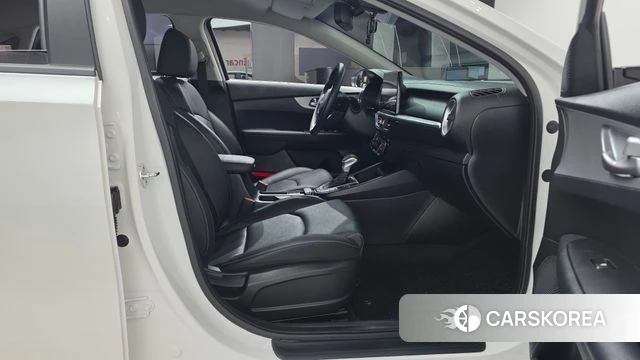Kia The New K3 2nd generation 2021 Белый из Кореи, фото 2