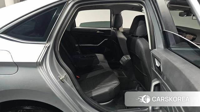 Volkswagen 7th Generation of Jetta 2023 Серебристо-серый из Кореи, фото 2