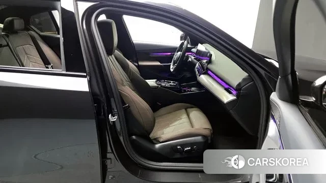 BMW 5 Series (G60) 2025 Серый из Кореи, фото 2