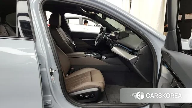 BMW 5 Series (G60) 2024 Светло-серебряный цвет из Кореи, фото 2