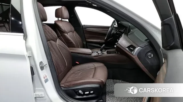 BMW 5 Series (G30) 2018 Белый из Кореи, фото 2