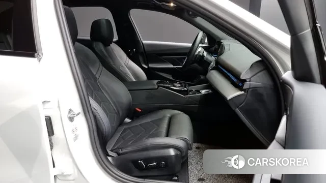 BMW 5 Series (G60) 2023 Белый из Кореи, фото 2