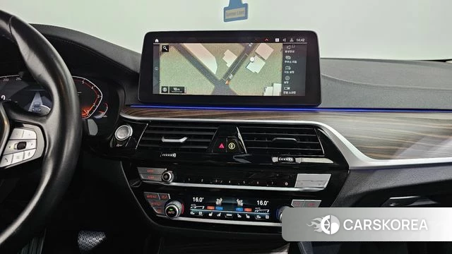 BMW 5 Series (G30) 2022 Белый из Кореи, фото 2