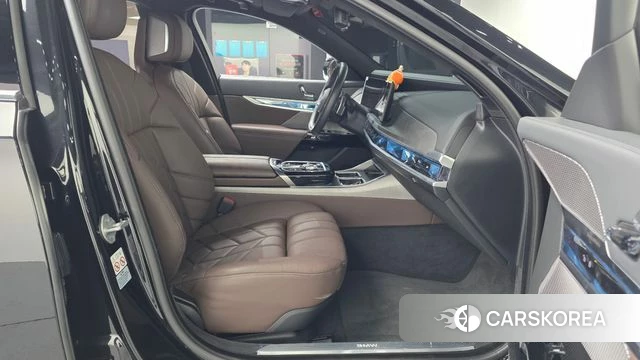 BMW 7 Series (G70) 2023 Черный из Кореи, фото 2