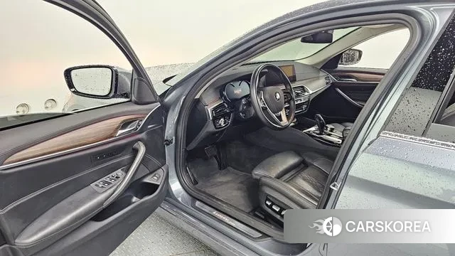 BMW 5 Series (G30) 2018 Серебристо-серый из Кореи, фото 2