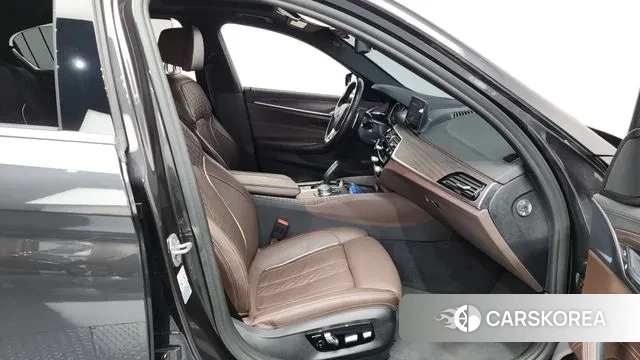 BMW 5 Series (G30) 2018 Серый из Кореи, фото 2