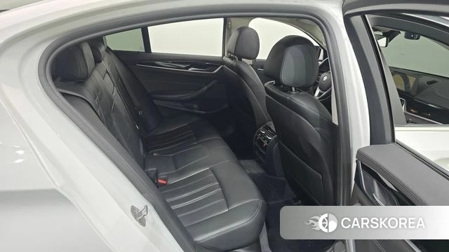 BMW 5 Series (G30) 2018 Белый из Кореи, фото 2