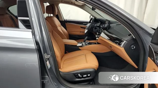 BMW 5 Series (G30) 2023 Серебряный из Кореи, фото 2