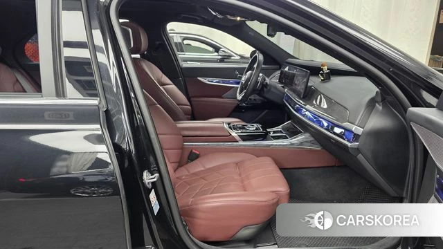 BMW 7 Series (G70) 2024 Черный из Кореи, фото 2