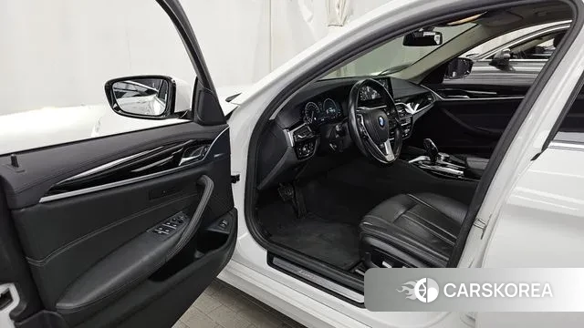 BMW 5 Series (G30) 2019 Белый из Кореи, фото 2