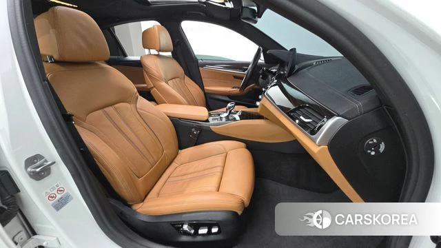 BMW 5 Series (G30) 2021 Белый из Кореи, фото 2