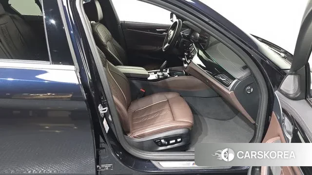 BMW 5 Series (G30) 2022 Черный из Кореи, фото 2