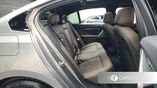 BMW 5 Series (G60) 2025 Серебристо-серый из Кореи, фото 2