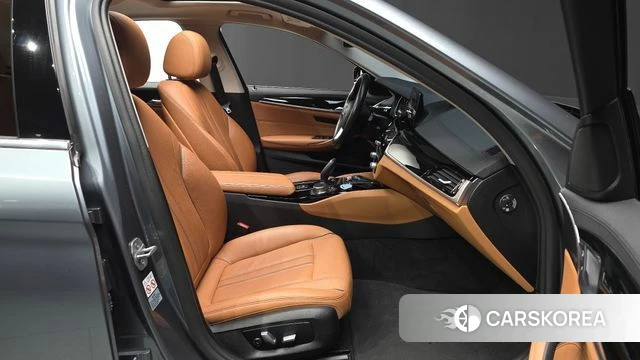 BMW 5 Series (G30) 2018 Серебристо-серый из Кореи, фото 2