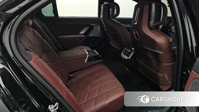 BMW 7 Series (G70) 2023 Черный из Кореи, фото 2