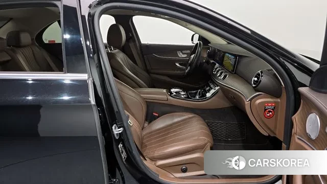 Mercedes-Benz E-Class W213 2018 Черный из Кореи, фото 2