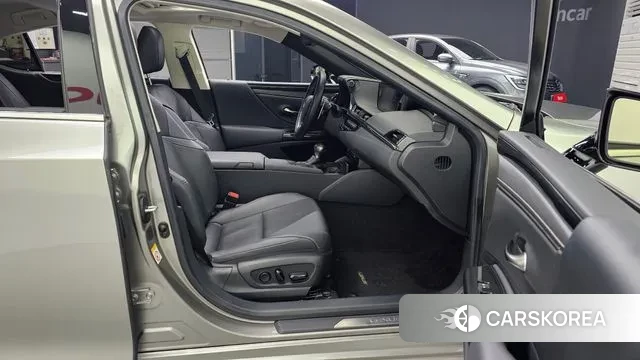 Lexus ES300h 7th generation 2018 Серебристо-серый из Кореи, фото 2