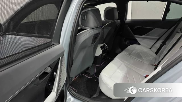 BMW 5 Series (G60) 2026 Серебристо-серый из Кореи, фото 2