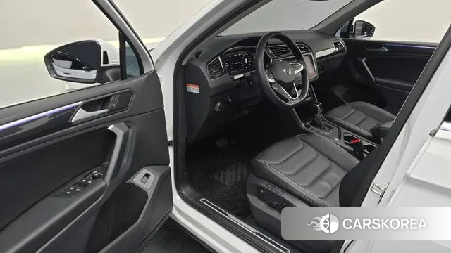 Volkswagen Tiguan second Generation 2023 Белый из Кореи, фото 2