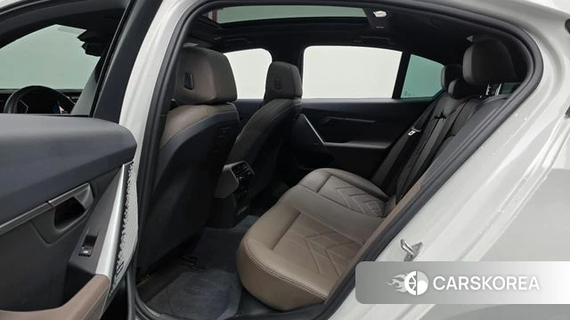 BMW 5 Series (G60) 2023 Белый из Кореи, фото 2